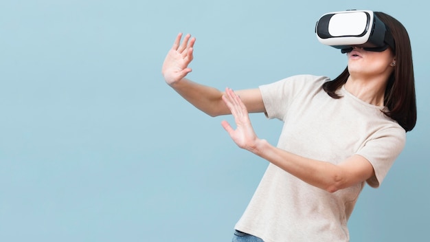Frau genießt ihre Zeit, während sie Virtual-Reality-Headset verwendet
