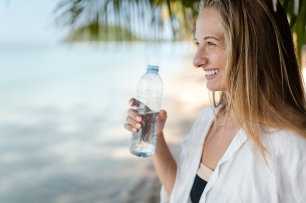 Frau genießt ihren sonnigen Urlaub