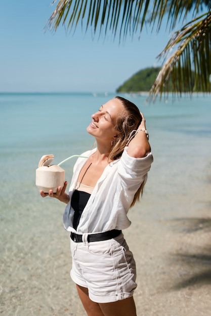 Kostenloses Foto frau genießt ihren sonnigen urlaub