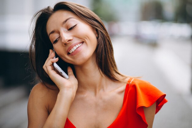 Frau glücklich am Telefon