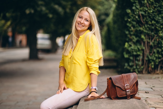 Frau glücklich an einem sonnigen Tag draußen