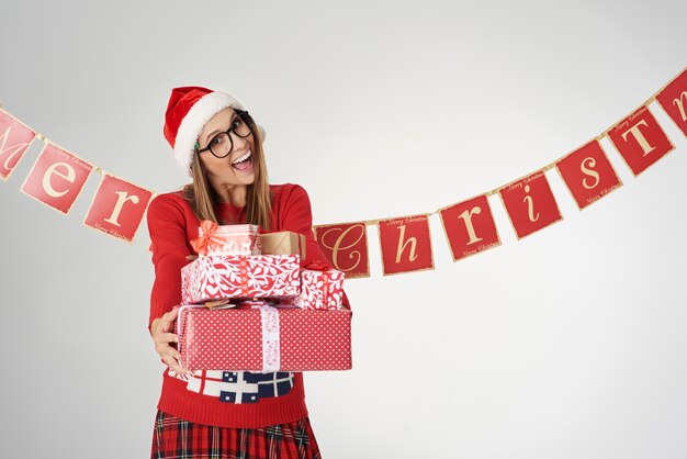 Frau glücklich, einige Weihnachtsgeschenke zu geben