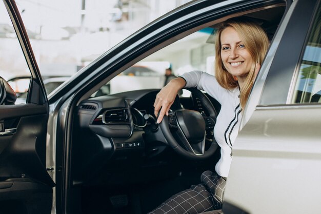 Frau glücklich hat gerade ihr neues Auto gekauft