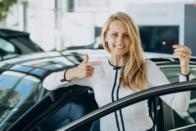 Frau glücklich hat gerade ihr neues Auto gekauft