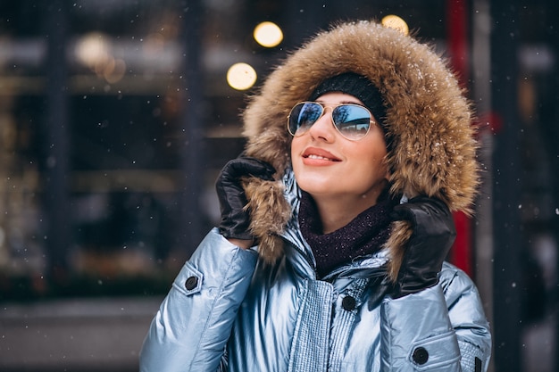 Kostenloses Foto frau glücklich in der blauen jacke