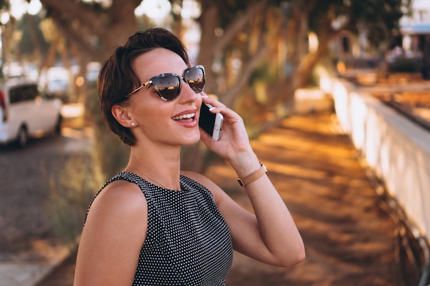 Frau glücklich mit Telefon