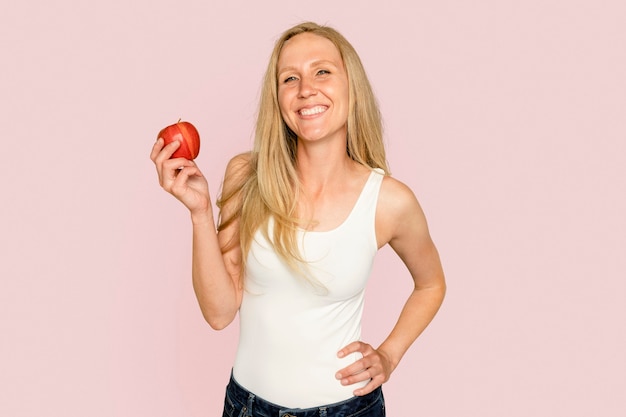 Frau hält Apfel für eine Kampagne für gesunde Ernährung