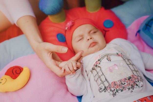 Frau hält die Hand ihres Mädchens