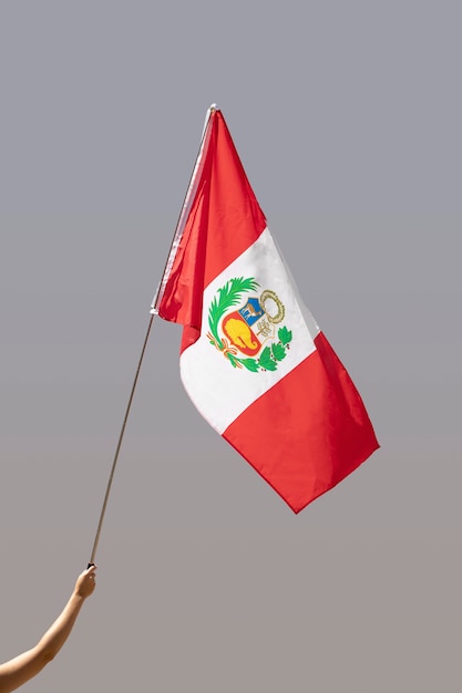 Frau hält die Peru-Flagge