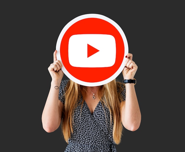 Frau hält ein YouTube-Symbol