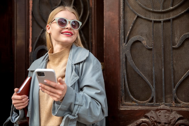 Kostenloses Foto frau hält gerät mittlerer schuss