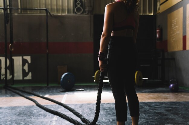 Frau hält Seil im Fitnessstudio