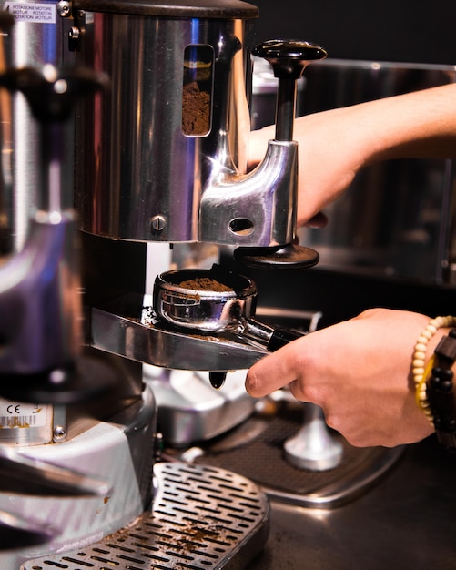 Frau Hände arbeitet mit Kaffeemaschine