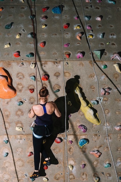 Frau hängt an der Wand