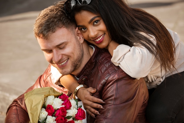 Kostenloses Foto frau hat ein date mit ihrem freund am valentinstag