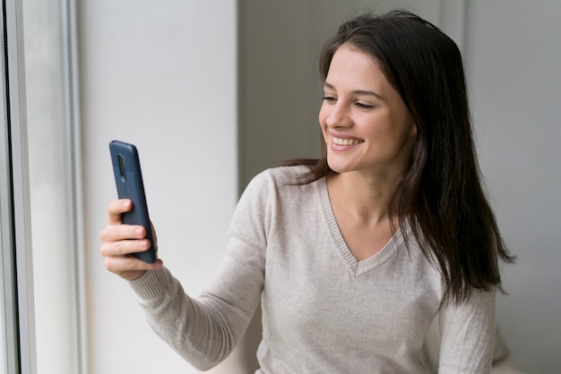 Frau hat einen Videoanruf auf ihrem Handy