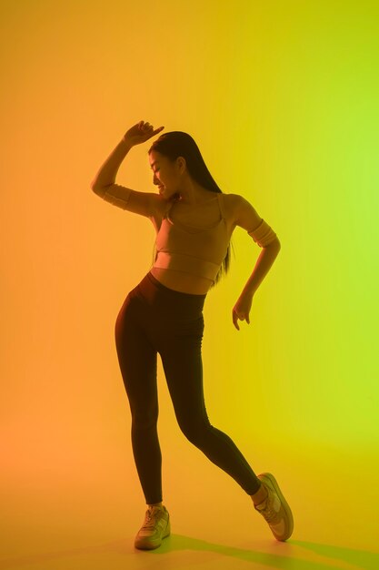 Frau hat Spaß beim Zumba