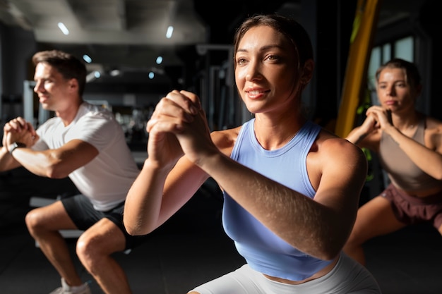 Kostenloses Foto frau hilft mann im fitnessstudio