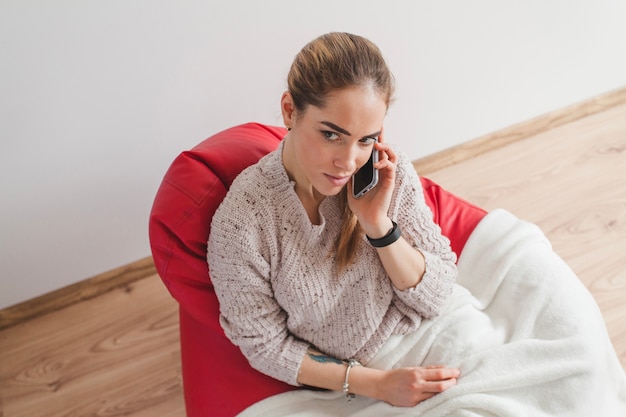 Kostenloses Foto frau hört am telefon