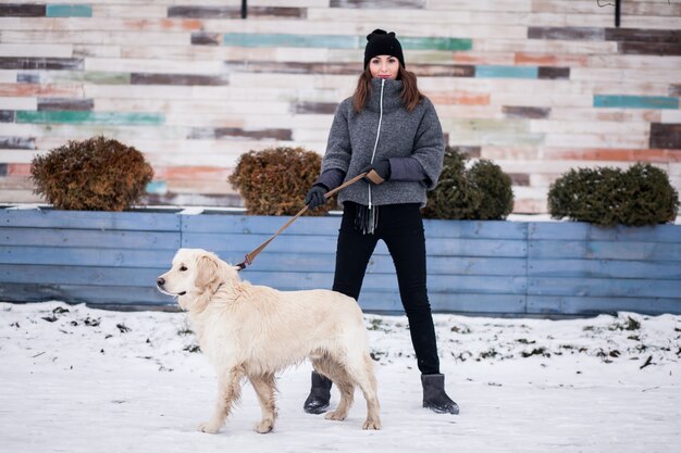 Frau Hund glücklich Person zu Fuß