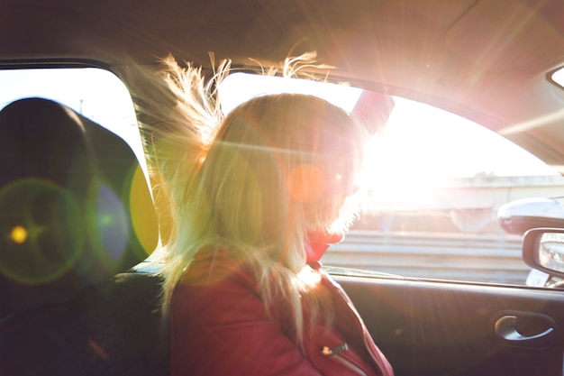 Frau im Auto, das heraus Fenster schaut