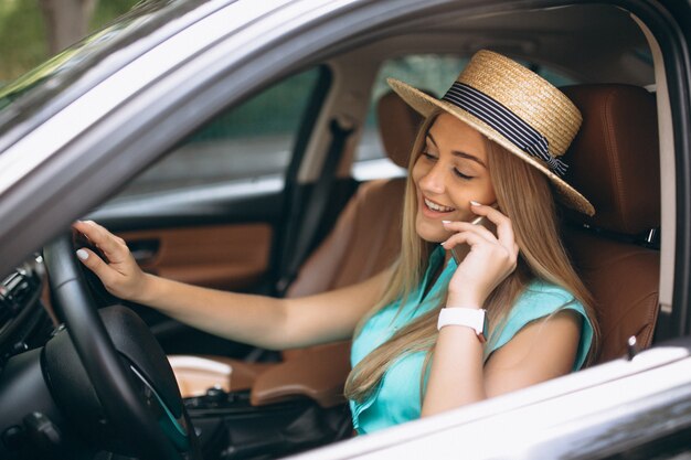 Frau im Auto fahren