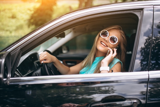 Frau im Auto fahren