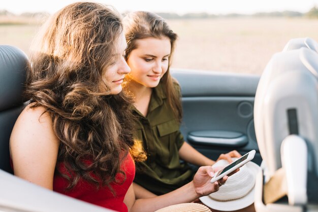 Frau im Auto mit Telefon