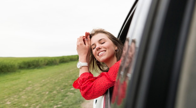 Kostenloses Foto frau im autofahren