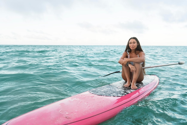 Frau im Badeanzug Surfen in Hawaii ha