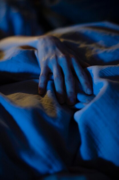 Frau im Bett mit geheimnisvollen Schlafzimmerlichtern