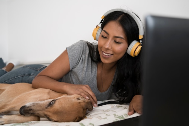 Frau im Bett mit Hund, mittlerer Schuss