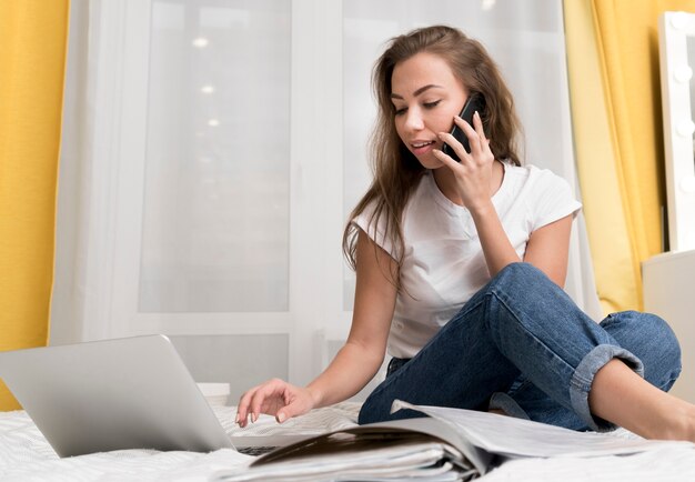 Frau im Bett mit Laptop