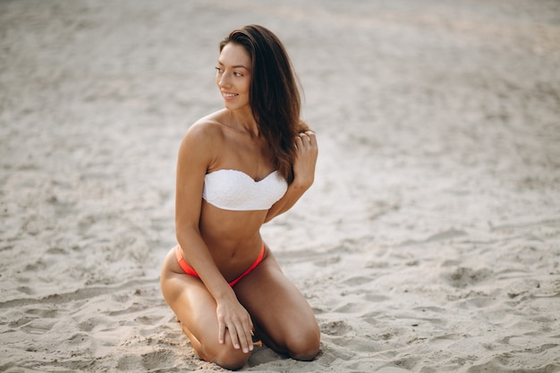 Frau im Bikini auf Ferien
