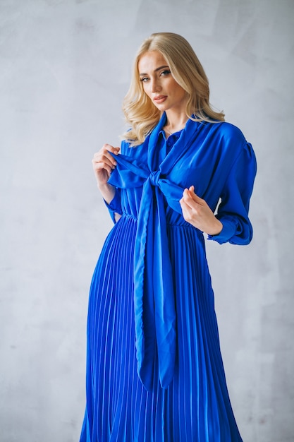 Kostenloses Foto frau im blauen kleid