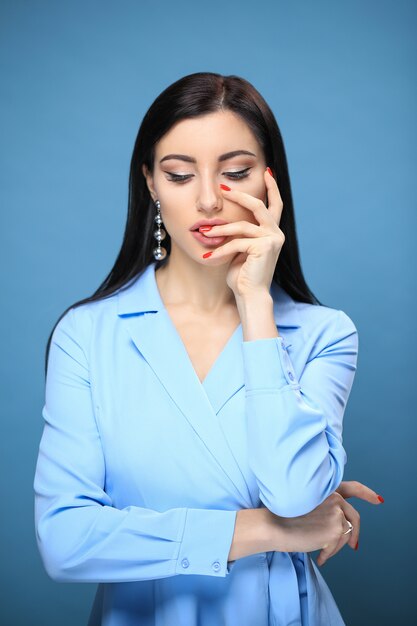 Frau im blauen Kleid