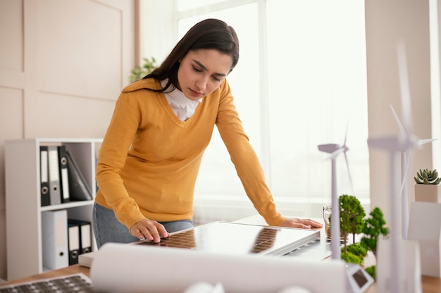 Frau im Büro, die am Umweltprojekt arbeitet