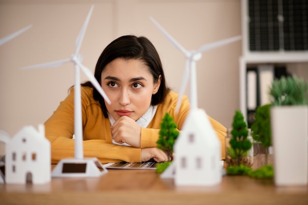 Kostenloses Foto frau im büro, die am umweltprojekt arbeitet