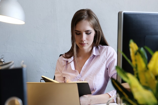 Frau im Büro