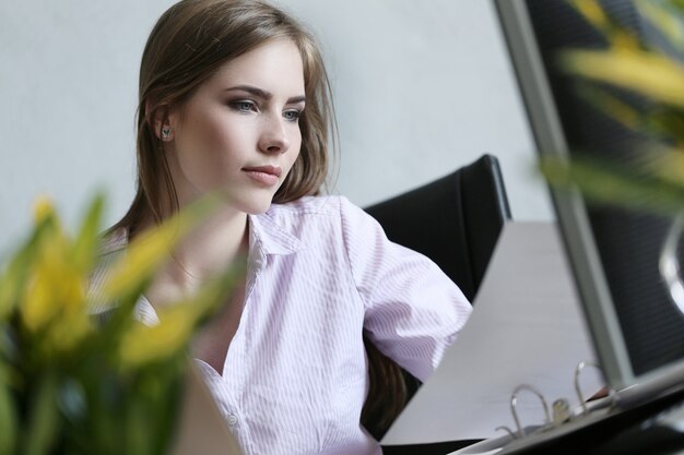 Frau im Büro