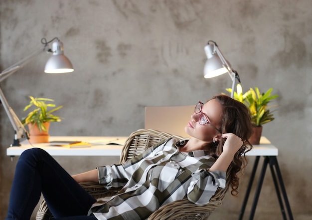 Frau im Büro