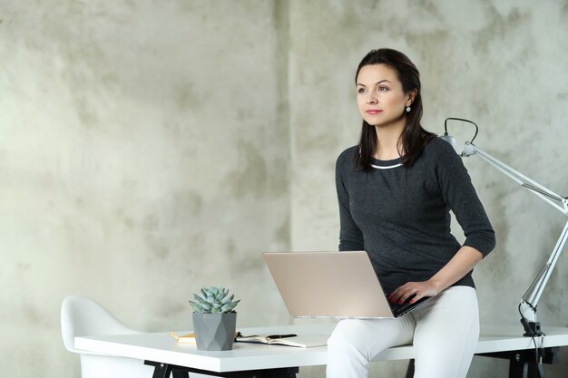 Frau im Büro