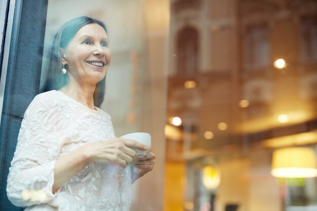 Frau im Café