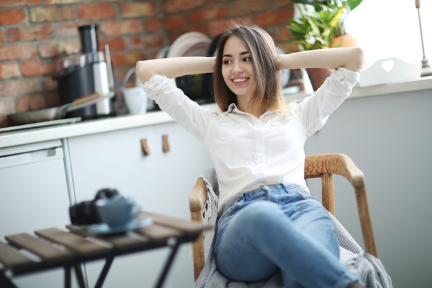 Frau im Café