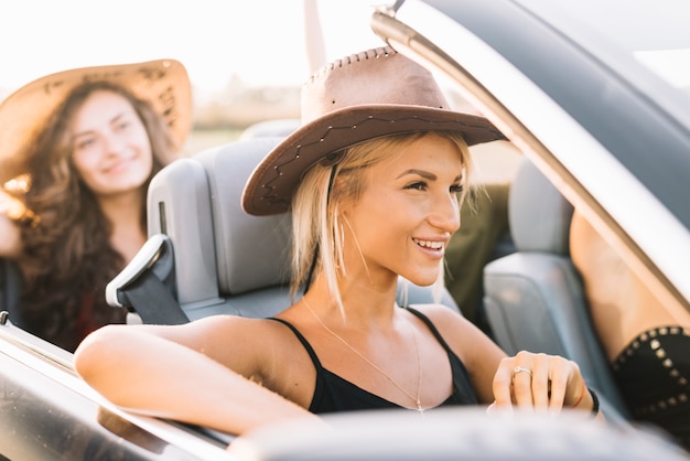 Frau im Cowboyhut, der im Auto sitzt