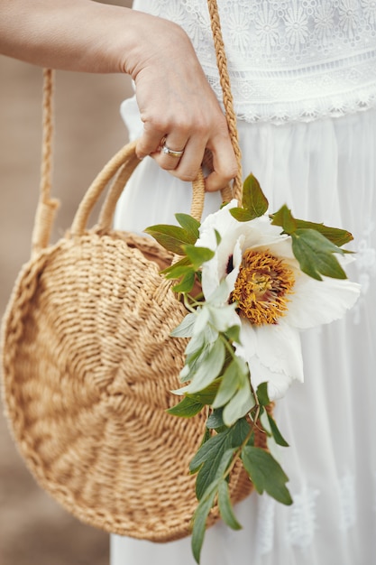 Frau im eleganten Kleid, das in einem Sommerfeld steht