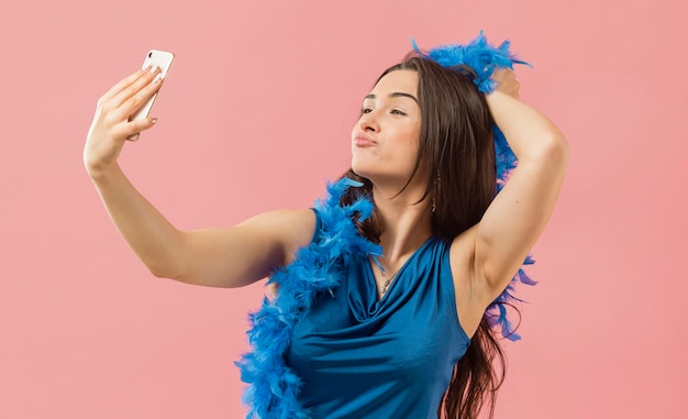 Frau im eleganten Kleid, das Sonnenbrille an der Partei trägt, die selfie nimmt