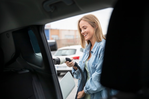 Kostenloses Foto frau im elektroauto hautnah