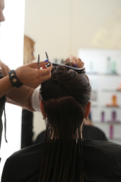 Kostenloses Foto frau im friseursalon