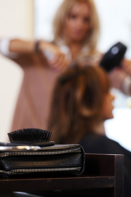 Frau im Friseursalon